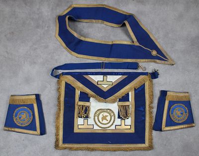 une image représentant un tablier maçonnique bleu et or orné d'une croix