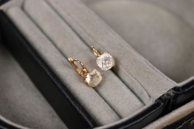 une paire de boucles d'oreilles rangées dans un étui