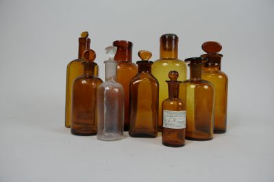 un grand nombre de bouteilles posées sur une table