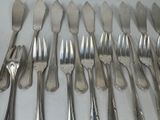 beaucoup de fourchettes et de cuillères sur la table