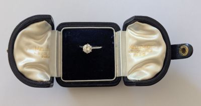 une bague dans un écrin noir sur fond blanc