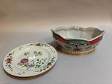 deux assiettes en porcelaine et un bol posés sur une table