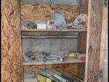 une armoire en bois remplie d'objets divers dans une pièce
