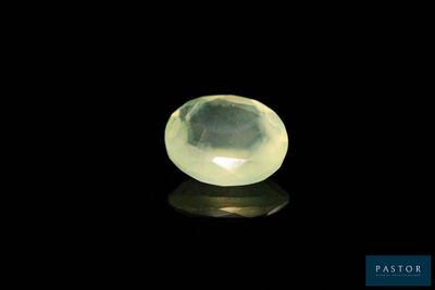 une pierre de quartz jaune posée sur une surface noire