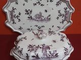 une assiette blanche et noire avec un couvercle, posée sur une table rouge