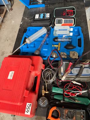 un grand nombre d'outils sur la table