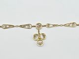 un bracelet en chaîne d'or orné d'une croix
