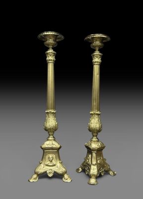 une paire de bougeoirs anciens en laiton