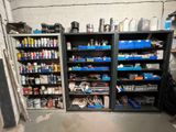 un garage où les étagères regorgent d'outils et de matériel