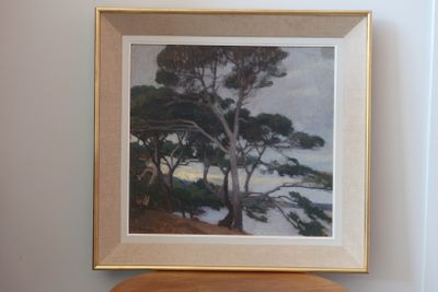 une photo d'un tableau accroché au mur au-dessus d'une table