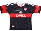 Le maillot est noir et rouge, avec des rayures blanches.
