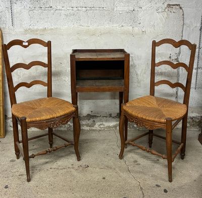 deux chaises et une table devant un mur de briques blanches