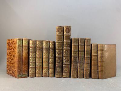 plusieurs vieux livres sont alignés sur une table