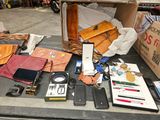 un grand nombre d'objets posés sur une table