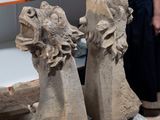 une femme qui se tient à côté de quelques sculptures