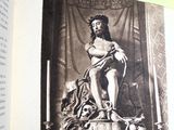 un livre sur la couverture duquel figure l'image d'une statue