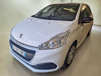 La petite voiture blanche est garée dans le showroom du concessionnaire.