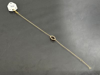 une image représentant une chaîne en or sur laquelle figure un visage blanc