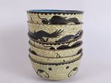 trois bols noirs et jaunes ornés de motifs de dragons