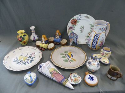 une table sur laquelle se trouvent de nombreux objets différents