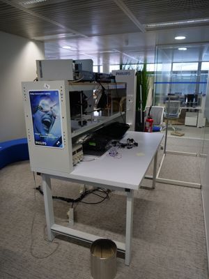 un bureau sur lequel se trouve un ordinateur, dans un bureau