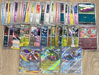 beaucoup de cartes pokemon sur la table