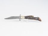 un couteau posé sur un morceau de bois
