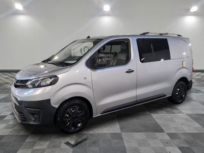 la camionnette blanche est garée sur le sol en damier d'une pièce