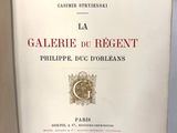 un livre ouvert sur lequel figure l'image d'une horloge