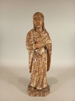 l'image d'une statue représentant une femme tenant un bébé dans ses bras