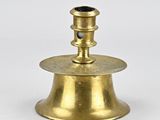 un bougeoir antique en laiton sur fond blanc