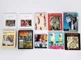 un grand nombre de livres posés sur une table blanche