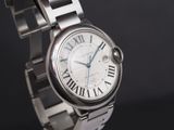 gros plan d'une montre-bracelet avec des chiffres romains