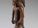 une statue en bronze représentant un homme portant un casque sur la tête