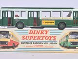 un bus vert et jaune et un bus vert et jaune