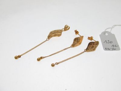 trois paires de boucles d'oreilles plaquées or et une chaîne en or
