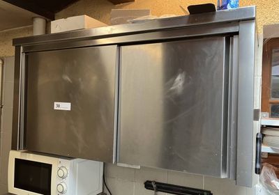 un micro-ondes et un four à micro-ondes dans une petite cuisine