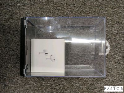 une boîte transparente contenant des AirPods de la marque Apple