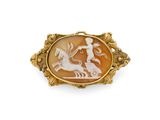 une broche en camée d'or et de coquillage représentant un homme à cheval