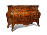 une commode en bois avec un plateau en marbre