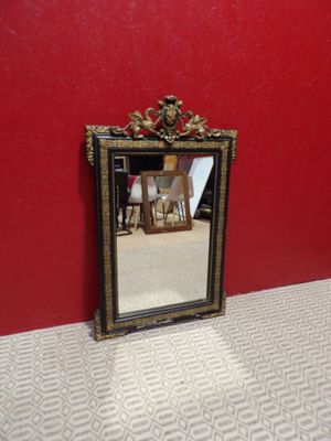 Miroir Napoléon III en bois mouluré stuqué noirci et doré à …
