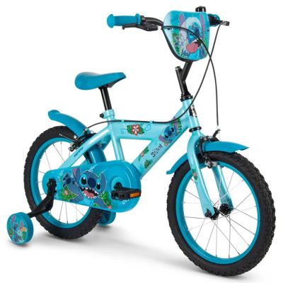 un vélo de petite fille avec un guidon bleu et des roues bleues