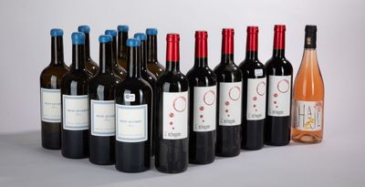 plusieurs bouteilles de vin sont alignées sur une table