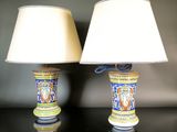 une paire de lampes en forme de vase, bleues et jaunes, posées sur une table noire
