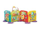 un gros plan sur un coin de jeux pour bébé avec des jouets dessus
