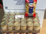 une caisse de canettes de bière et un paquet de chips posés sur une table
