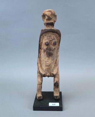 l'image d'une statue d'un homme avec un chapeau sur la tête