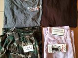 trois paires de shorts de camouflage pour homme et un t-shirt posés sur une boîte en carton