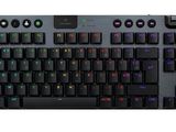un gros plan d'un clavier sur fond blanc