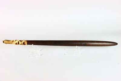 une image représentant un stylo en bois avec un manche doré sur un fond blanc